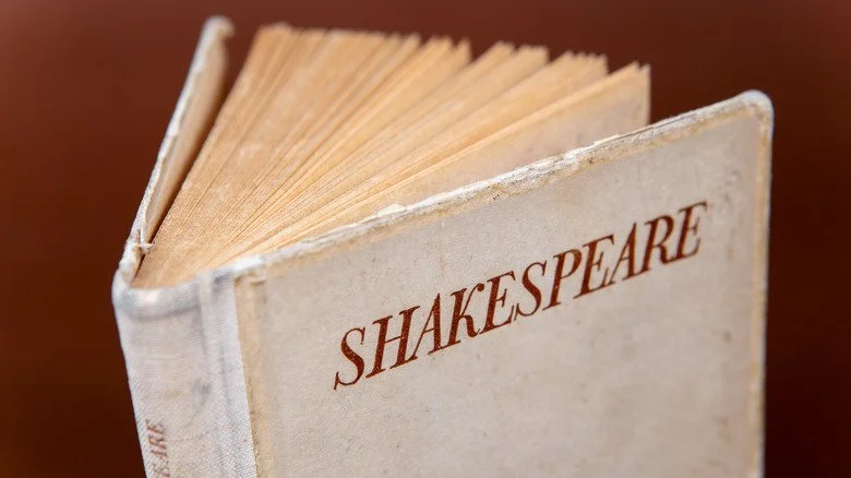 Livre avec 'Shakespeare' inscrit sur la couverture