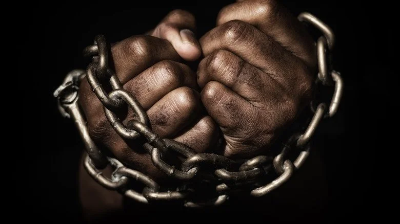 Mains enchaînées