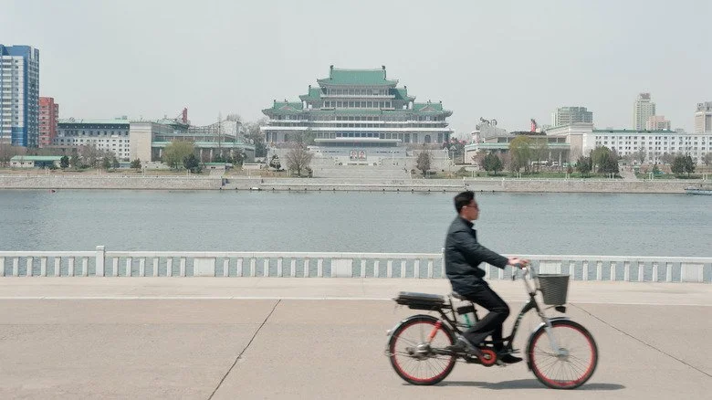 homme à vélo à Pyongyang