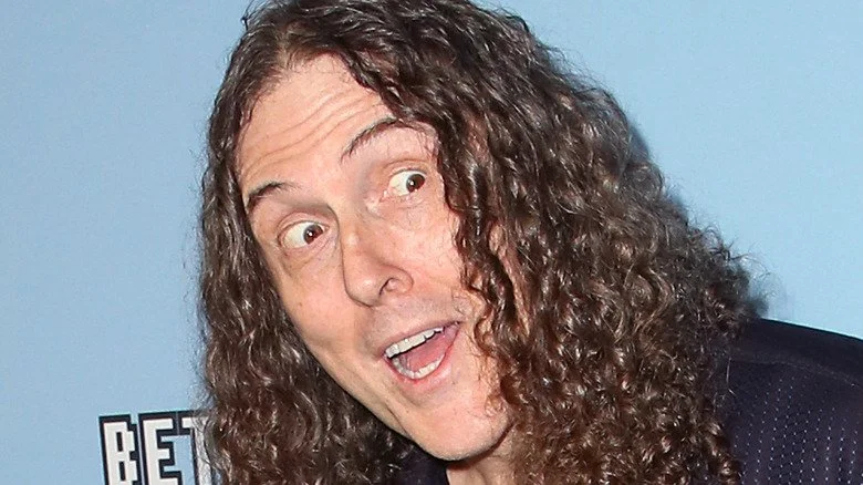 Weird Al Yankovic posant lors d'un événement