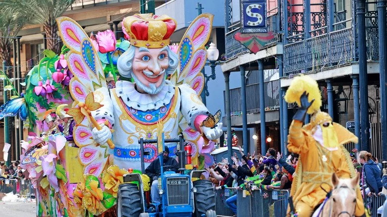Une parade de Mardi Gras avec un char
