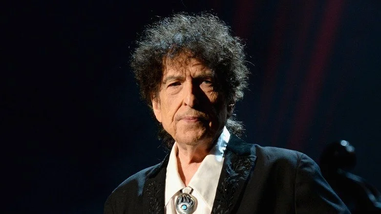 Bob Dylan en costume sombre sur scène