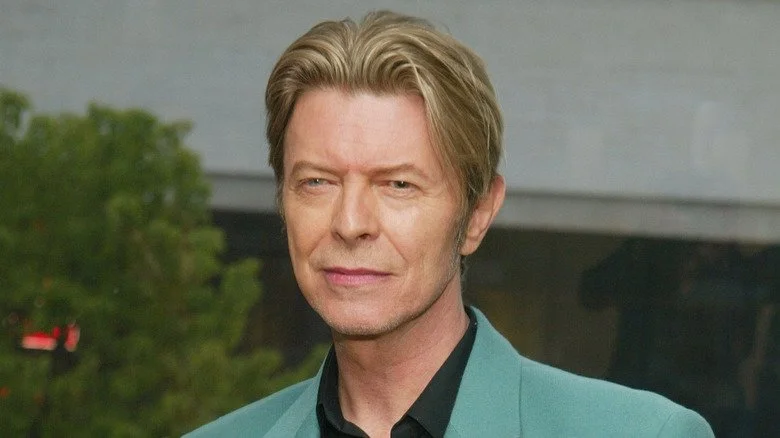 David Bowie en blazer vert, regardant la caméra