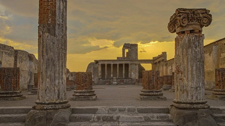 Ruines de Pompéi au coucher du soleil