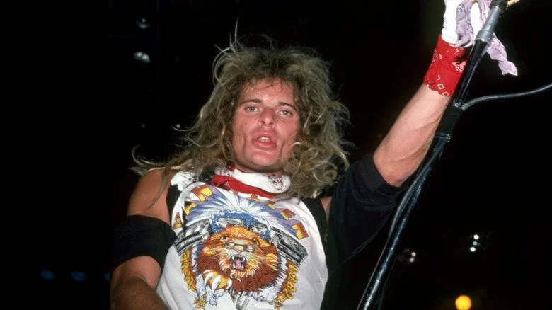 David Lee Roth sur scène en 1982, ayant l'air épuisé