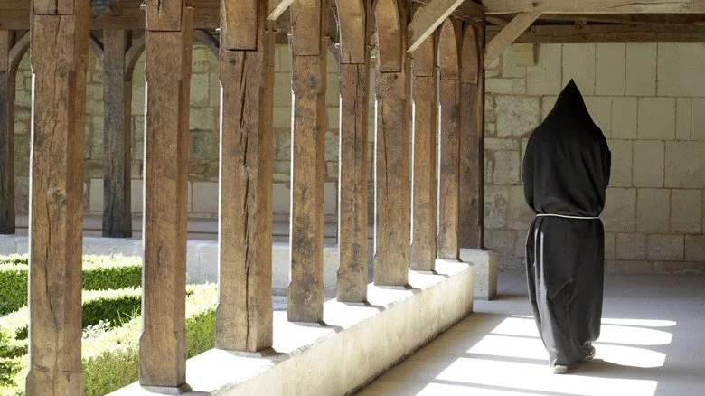 moine marchant seul dans le cloître