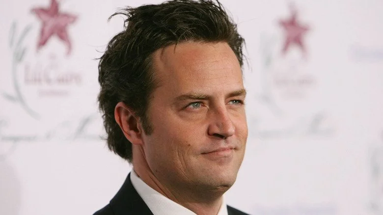 Matthew Perry souriant lors d'un événement en 2022