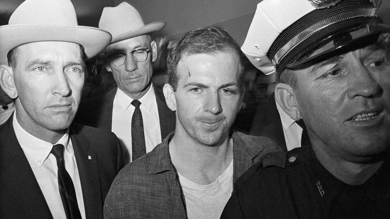 Lee Harvey Oswald escorté par la police après son arrestation