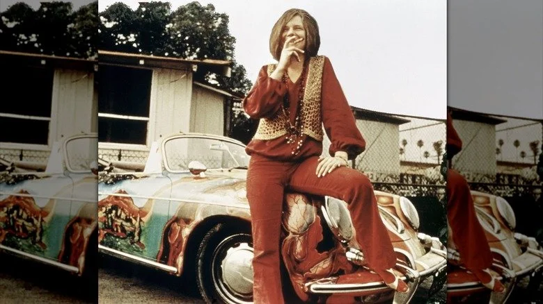 Janis Joplin posant avec sa Porsche psychédélique