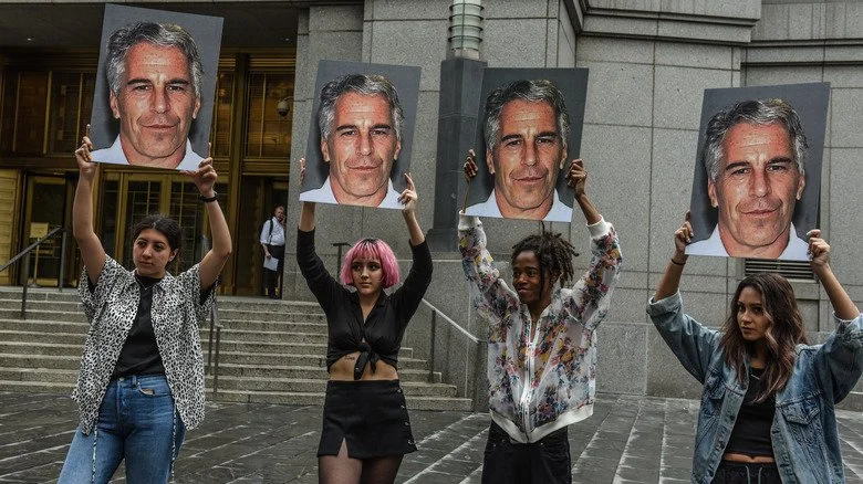 Mugshot de Jeffrey Epstein tenu par des manifestants devant le tribunal