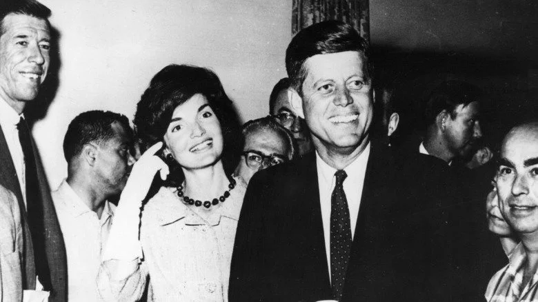 John F. Kennedy et Jackie Kennedy souriant dans la foule