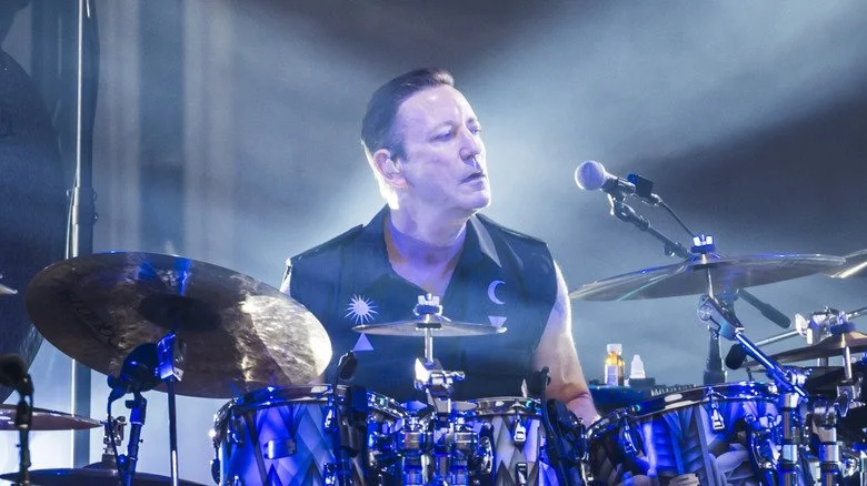 Jimmy Chamberlin jouant de la batterie pour les Smashing Pumpkins