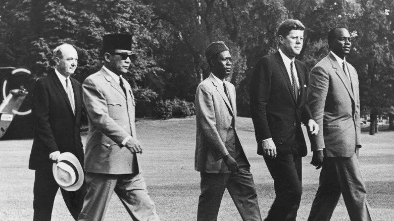 John F. Kennedy marche avec le président Sukarno