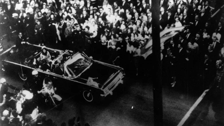 John F. Kennedy dans une voiture décapotable à Dallas