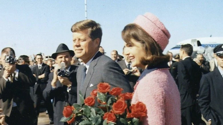 John F. Kennedy et Jackie Kennedy souriant à Dallas Love Field