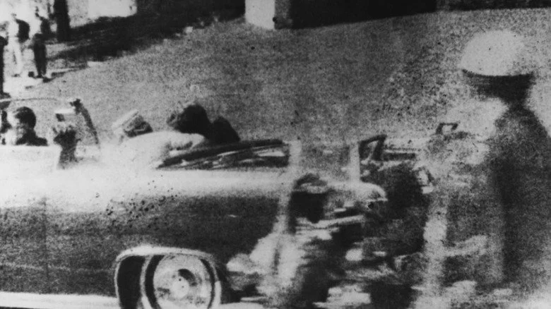 John F. Kennedy dans la voiture lors du tir