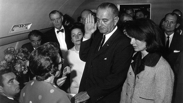 Lyndon B. Johnson prêtant serment sur Air Force One