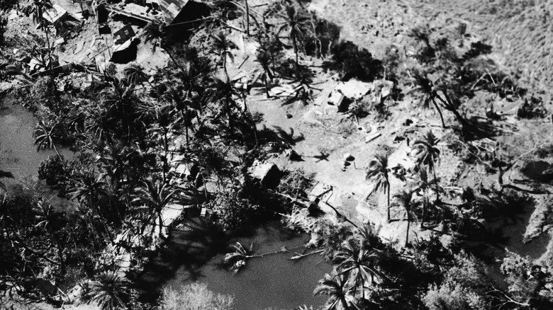 Village inondé sur l'île de Bhola