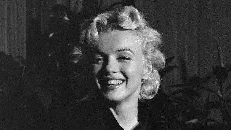 Actrice Marilyn Monroe souriant lors d'une conférence de presse