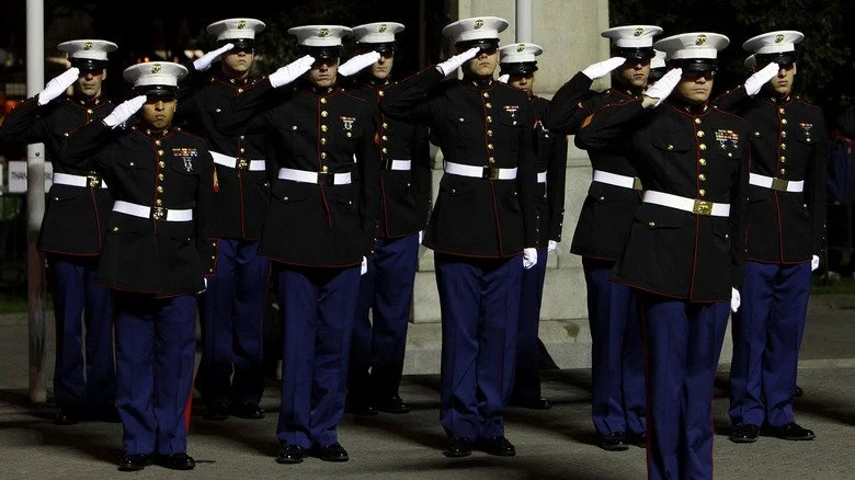 Marines en uniforme de cérémonie rendent hommage