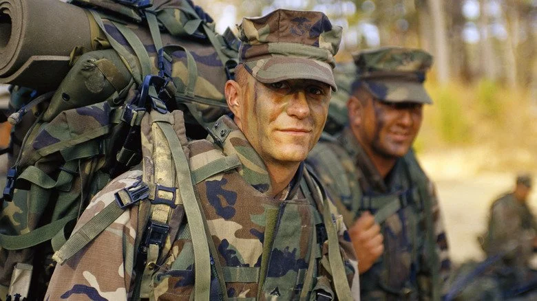 Des Marines marchent en tenue de camouflage