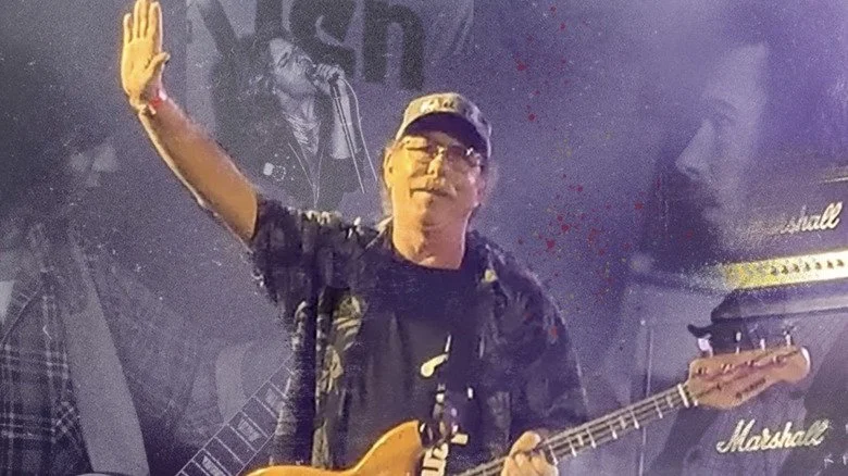 Mark Stone jouant de la basse et saluant la foule dans un montage photo