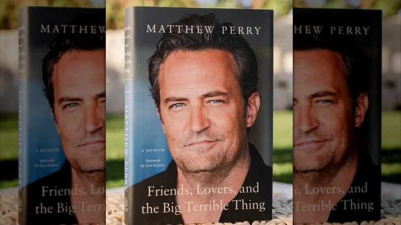Matthew Perry à l'extérieur d'un théâtre en 2017
