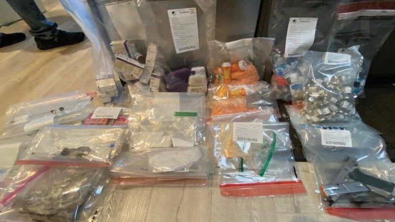 Drogues dans l'acte d'inculpation des défendants dans l'affaire Matthew Perry