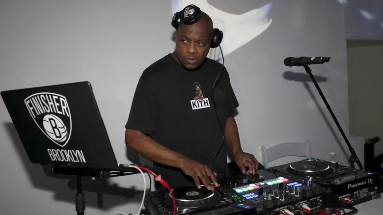 Mister Cee mixant de la musique