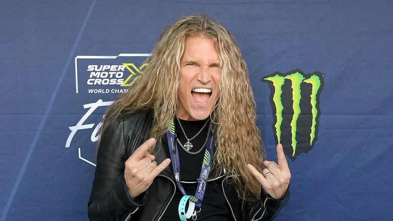 Mitch Malloy criant comiquement avec de longs cheveux