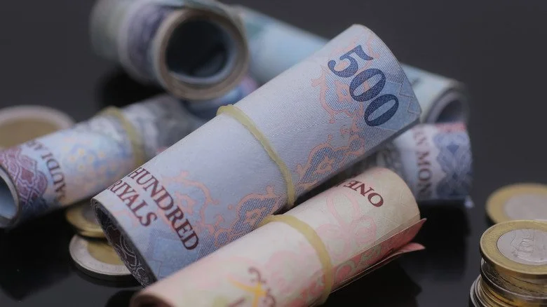 pile de riyal saoudiens en caoutchouc