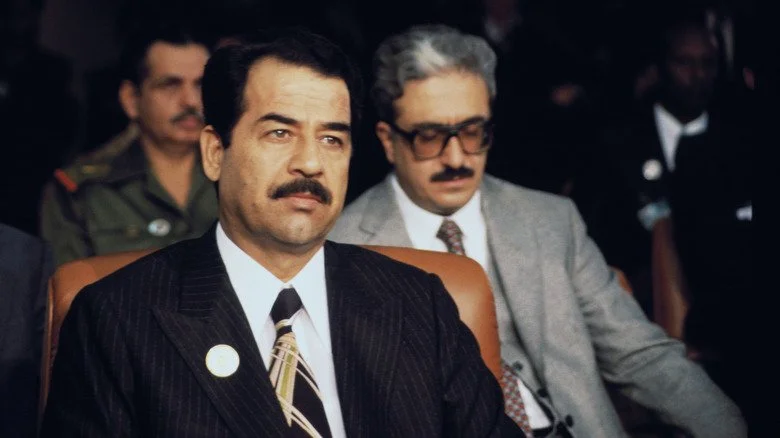 Saddam Hussein assis dans une chaise
