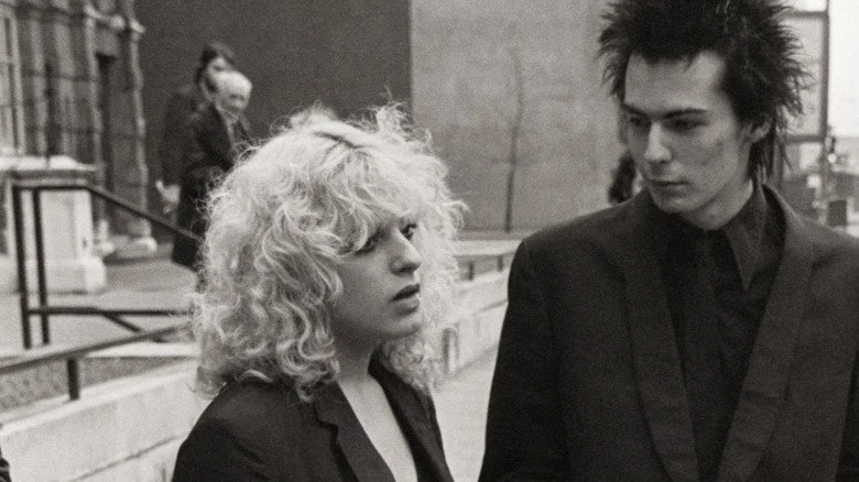 Nancy Spungen et son petit ami Sid Vicious dans la rue