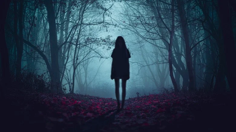 Forêt effrayante et fille