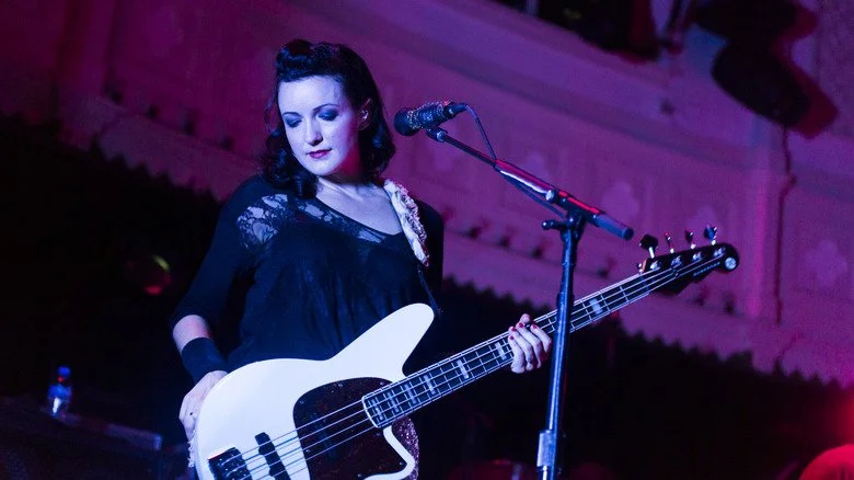 Nicole Fiorentino sur scène avec les Smashing Pumpkins en 2013
