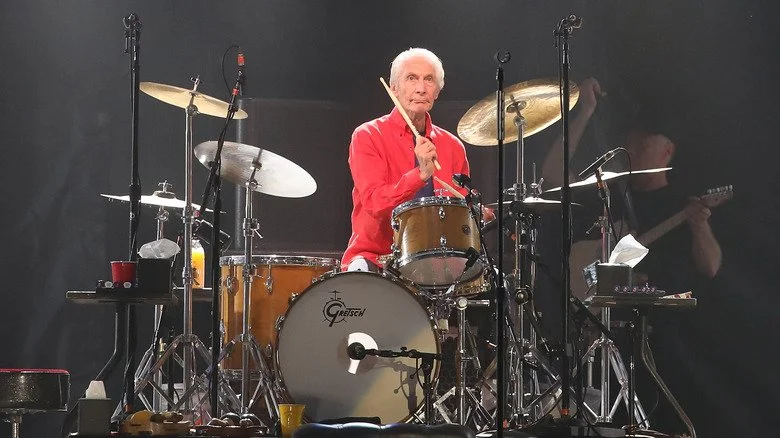 Charlie Watts jouant de la batterie