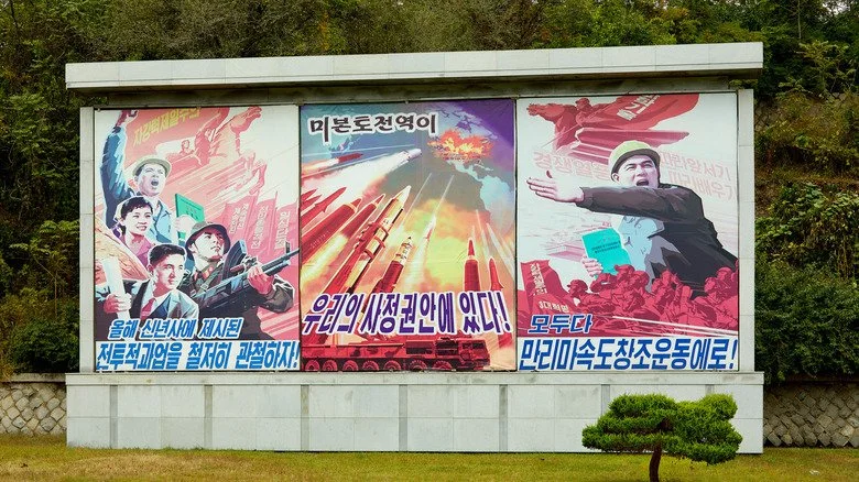 Affiches pro-militaires et anti-américaines