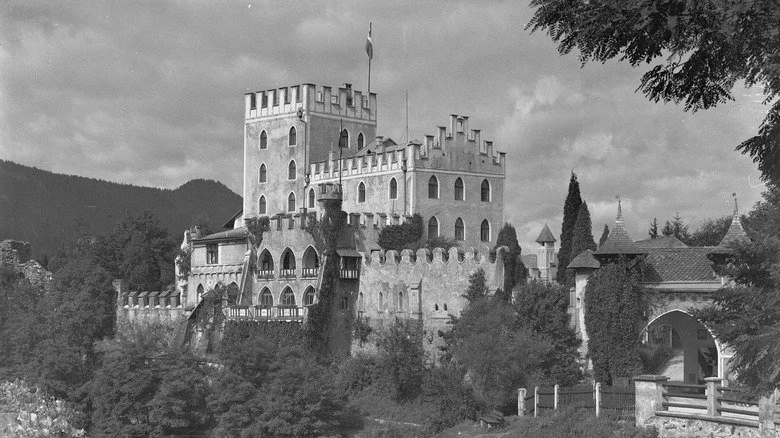 Photo en noir et blanc du Château Itter dans les années 1970