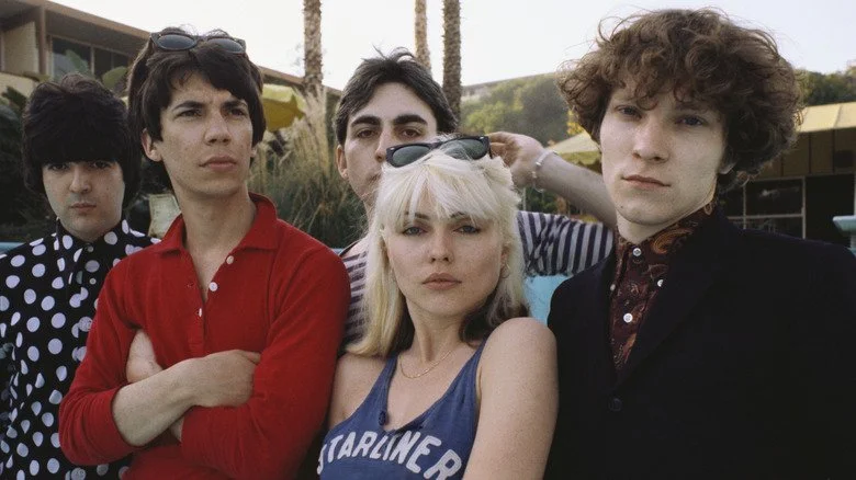 Blondie pose pour un portrait en extérieur à la fin des années 1970