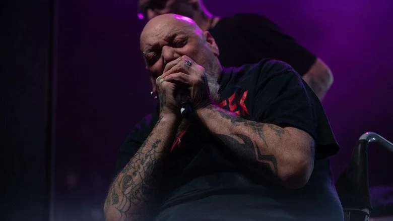 Paul Di'Anno chantant sur scène