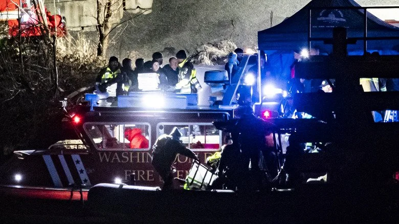 Équipe d'intervention d'urgence inspectant le crash