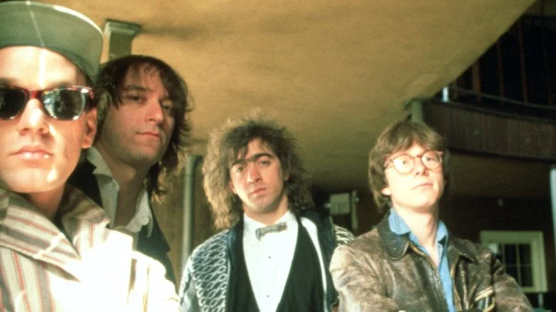 Les membres de R.E.M. posant pour une photo