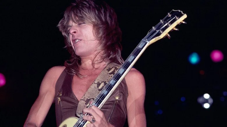 Randy Rhoads émotionnellement en train de jouer de la guitare