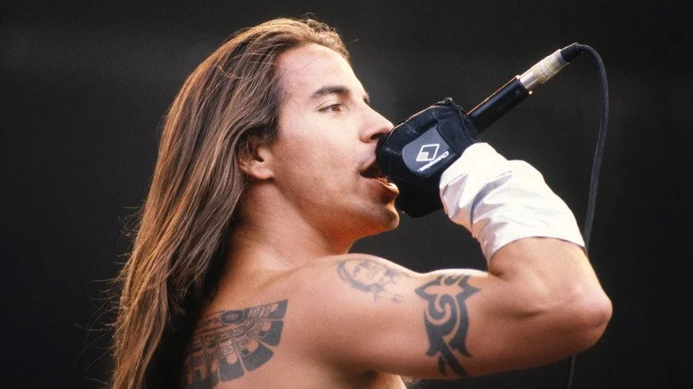Anthony Kiedis des Red Hot Chili Peppers sur scène