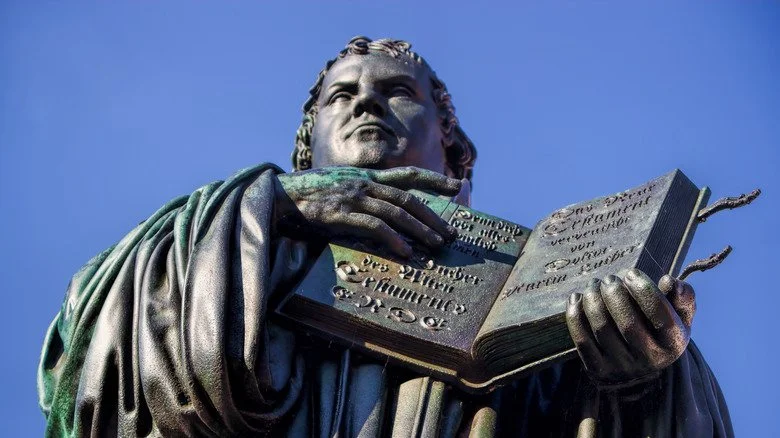 Statue de Martin Luther avec la Bible