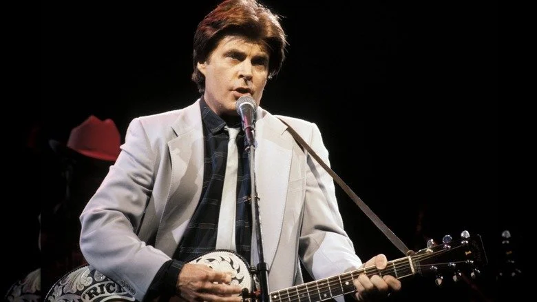 Rick Nelson jouant de la guitare et chantant sur scène