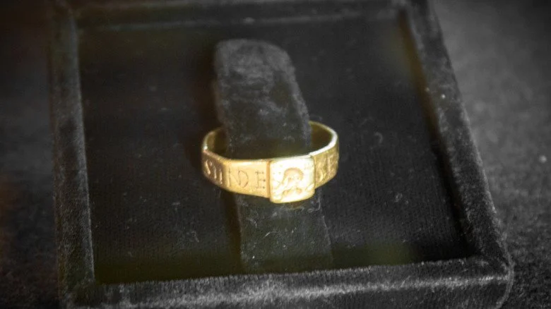 Bague de Sénicianus (aussi appelée Bague de Silvianus) sur un fond en velours noir.
