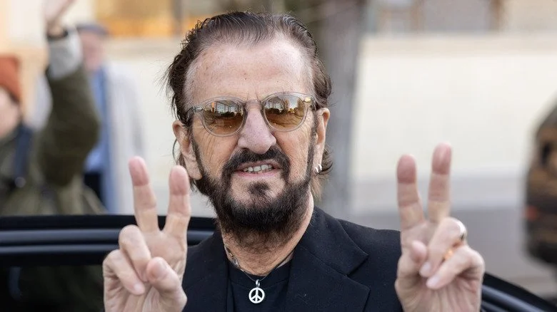 Ringo Starr offrant un signe de paix en 2024