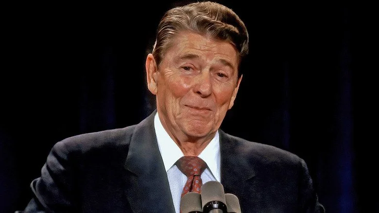 Ronald Reagan souriant lors d'un discours en 1985