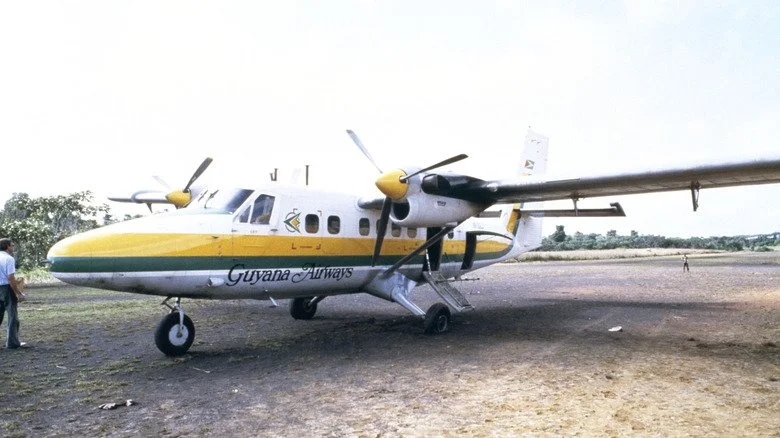 Un avion de Guyana Airways sur la piste de Jonestown